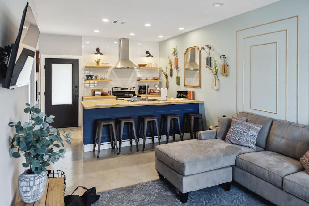 Downtown House | The Retreat - 1BR/1.5BA 1 Block Downtown Bryan