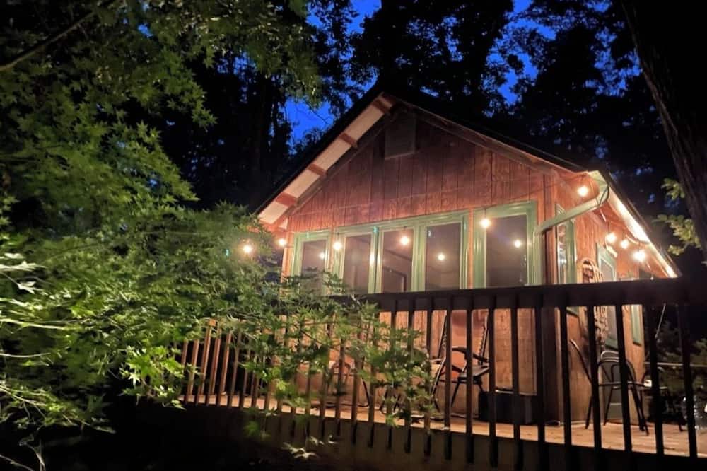 Chapel Hill Cabin | Magic Cabin: The perfect woodland escape located in the heart of Chapel Hill.