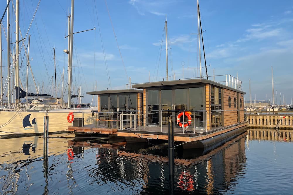 Wendtorfer Strand Apartment | Fjord Cirrus - Solar boat