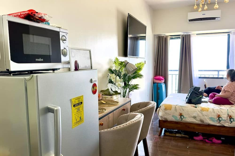Salcedo Village Condo | ART's Nest at Air Residences Vibrant Condo in Makati central business district