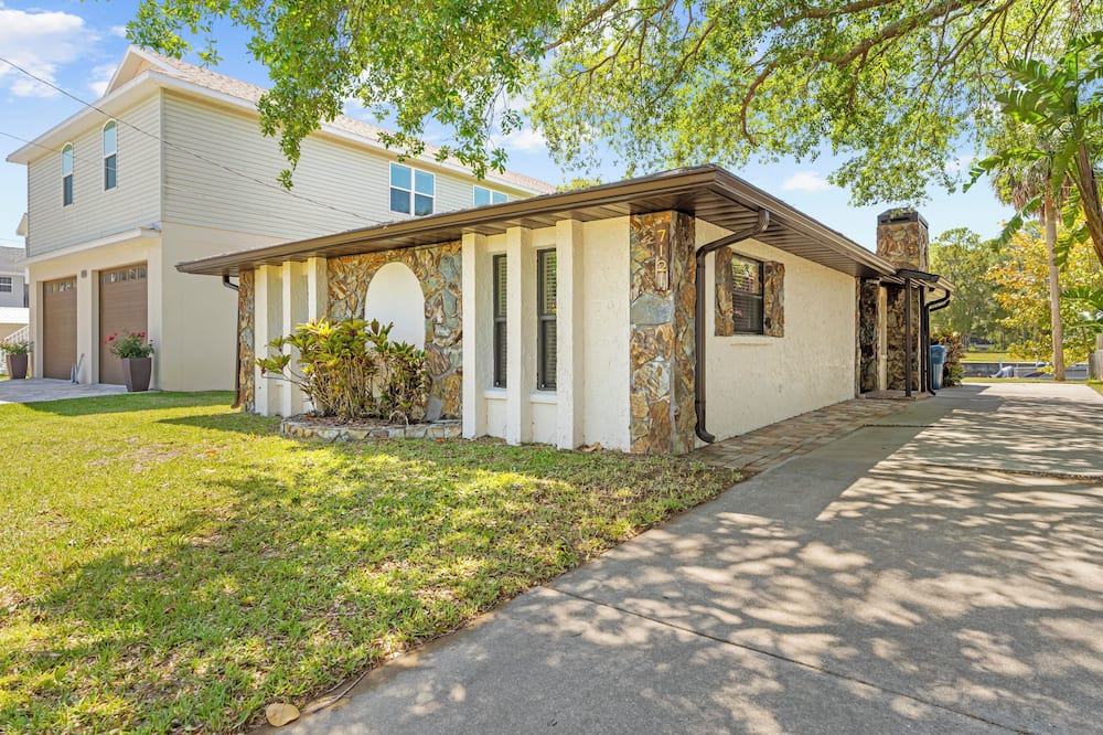 Weeki Wachee Gardens House | Charming 2-bedroom house in superb weeki wachee with WiFi, AC