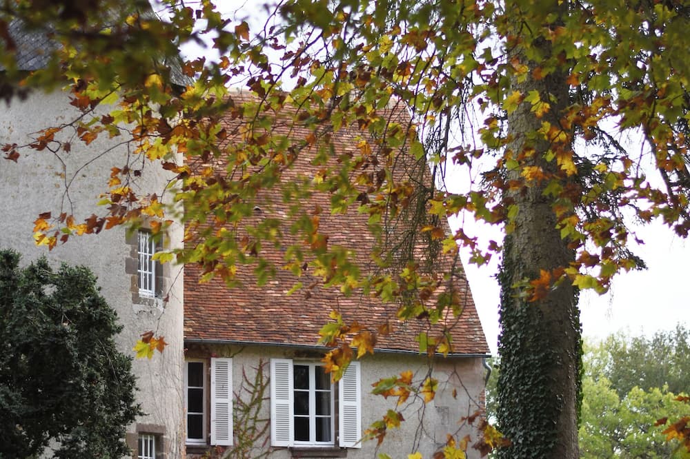 Chaillac House | A spacious setting surrounded by naturenThe castle and its cottage.