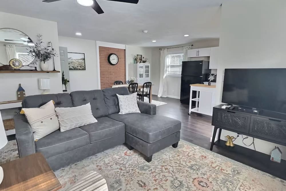 Blackberry Apartment | Chic 1-bedroom apartment with WiFi, AC minutes from Philpott Lake