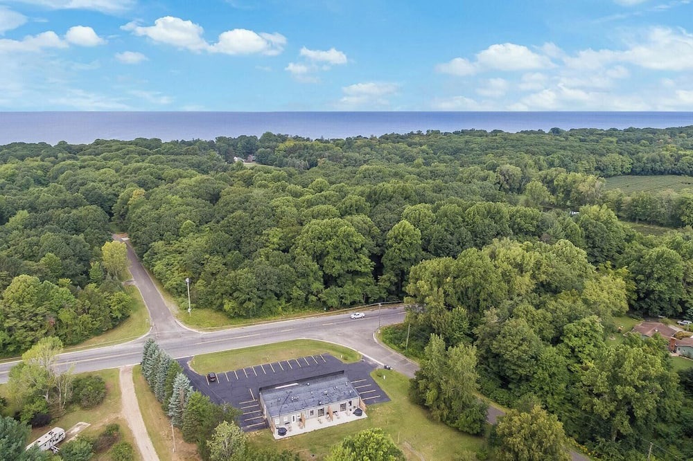 South Haven Apartment | Charming, Peaceful 2-bedroom apartment in nice South Haven