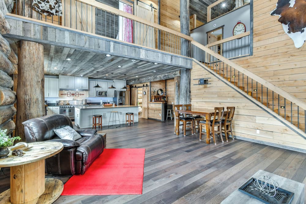 Harrison Cabin | Perfect for Families: Custom-Built Harrison Cabin!