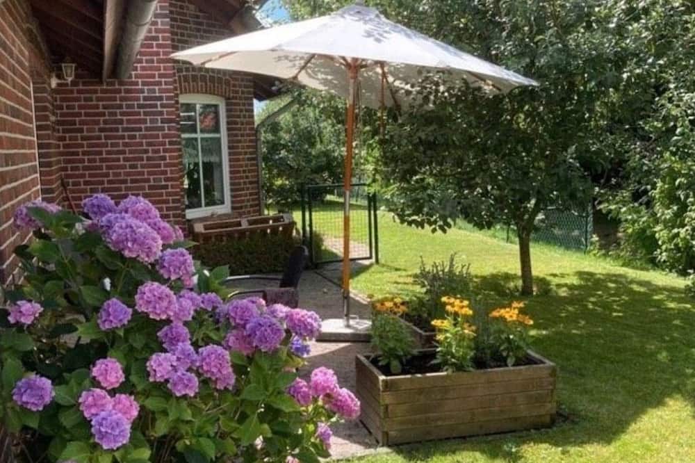 Detern House | Spacious ground floor apartment in a quiet residential area with a beautiful garden.