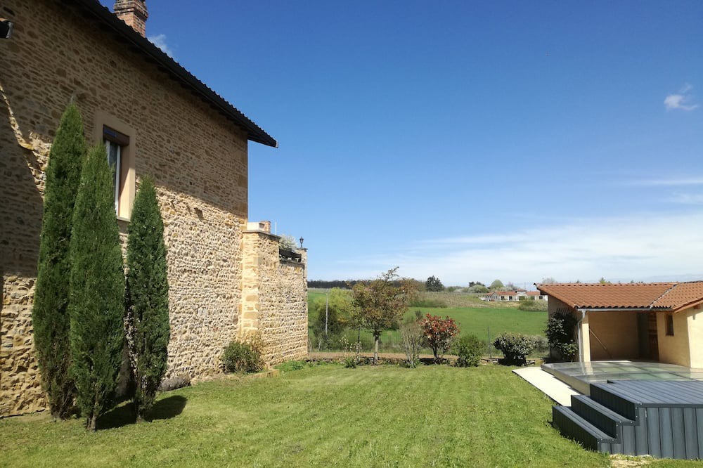 Saint-Germain-Nuelles House | Golden stone house with swimming pool for vacations in southern Beaujolais near Lyon
