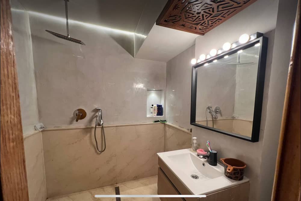 RACINE EXTENSION Apartment | 3-bedroom apartment in charming Casablanca with WiFi, AC. Start your adventure