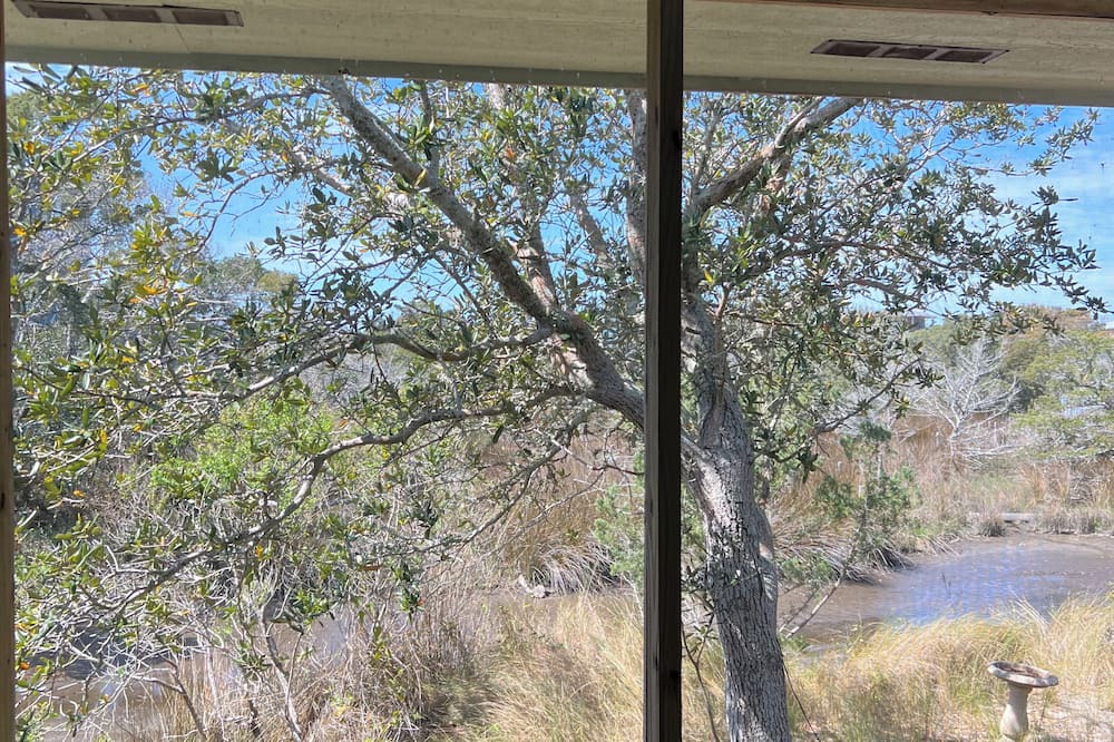 Ocracoke Cottage | Birdland: Private tiny house with marsh views and kayak access