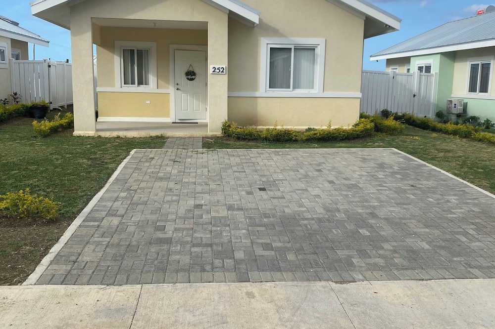 Lucea House | Charming 2-bedroom house with WiFi, fitness room in Lucea