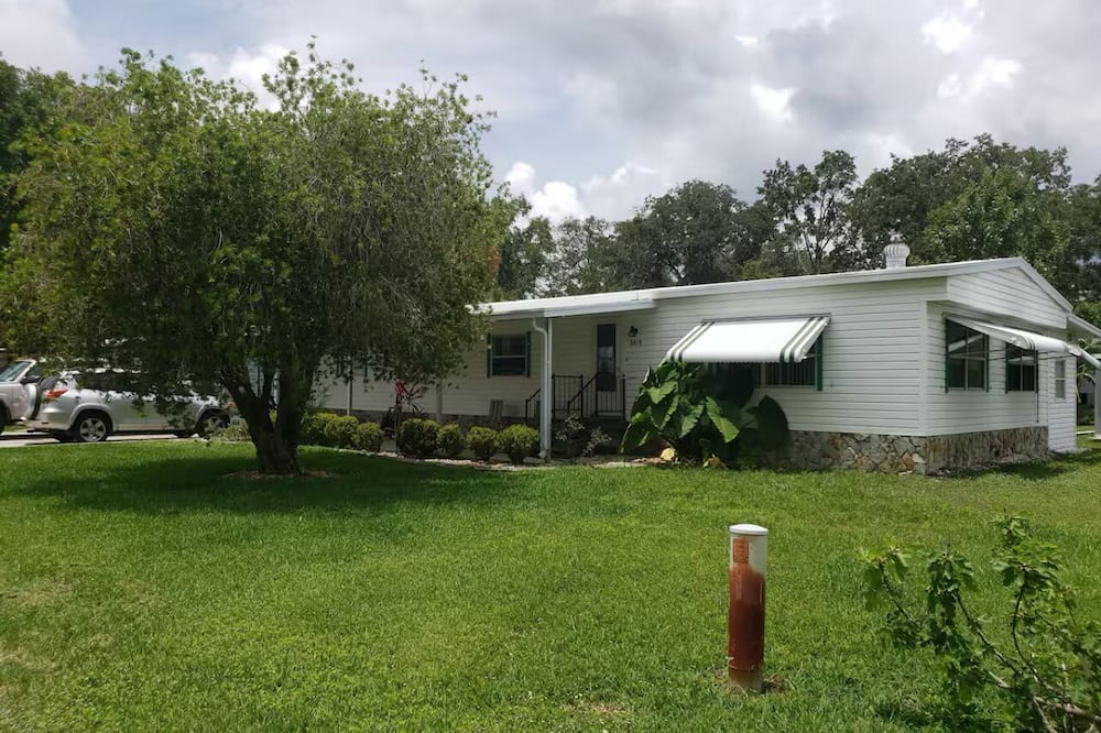 Chassahowitzka House | Chassahowitzka 2-bedroom double wide mobile home with WiFi, AC, Hot Tub, kayaks
