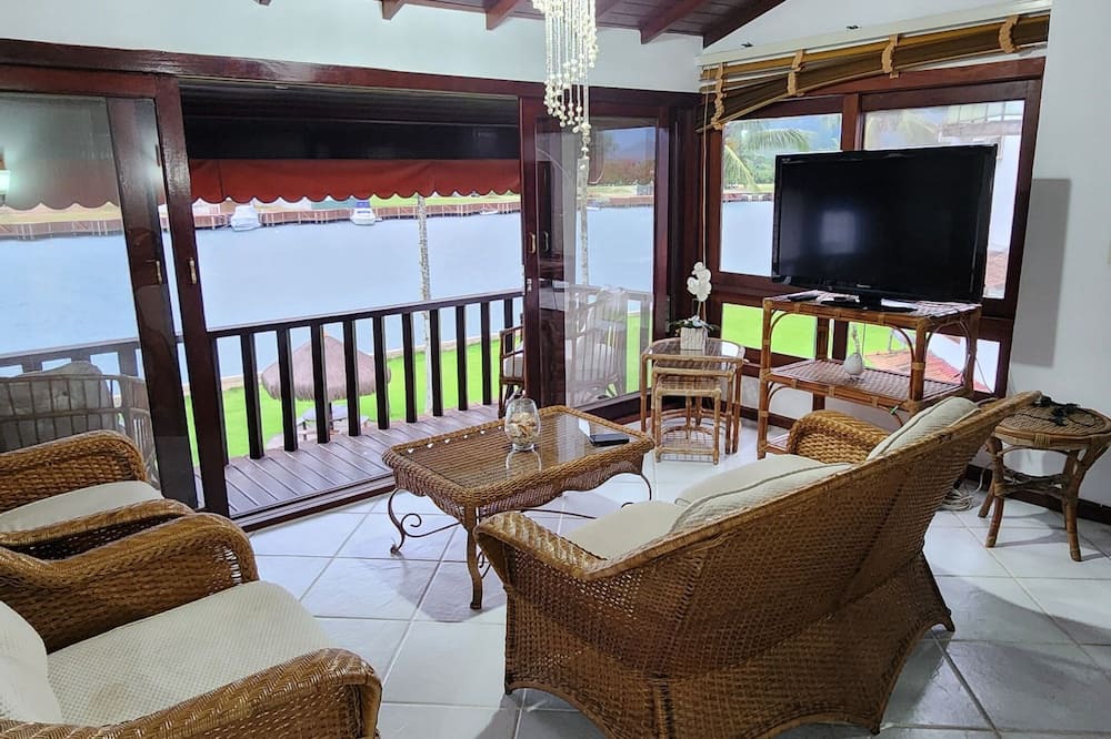 Mambucaba Apartment | Apartment with spectacular views right on the sand in Bracuhy condominium. Angra dos Reis