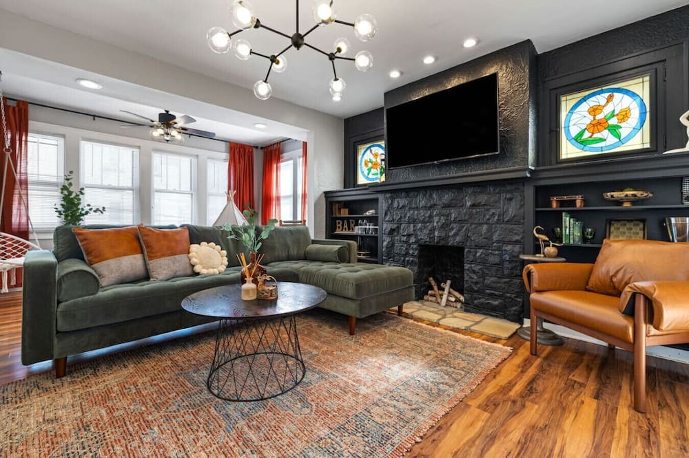 Mount Washington House | ★HostWise Stays★ Private Hot Tub | Family Friendly | Private Parking | Steps to Shiloh St