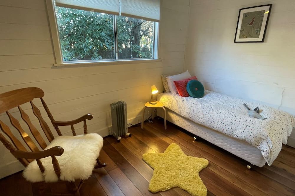 Armidale Cottage | The Bower - peaceful and cosy in central Armidale