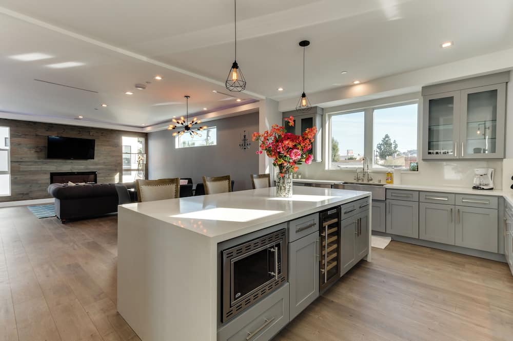 McManus House | Culver City Modern Masterpiece with Rooftop deck