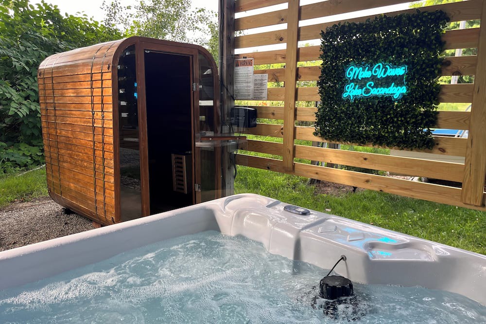 Broadalbin House | Luxury Camp- Glamping with Cedar Sauna & Salt Water Hot Tub Near Lake Sacandaga