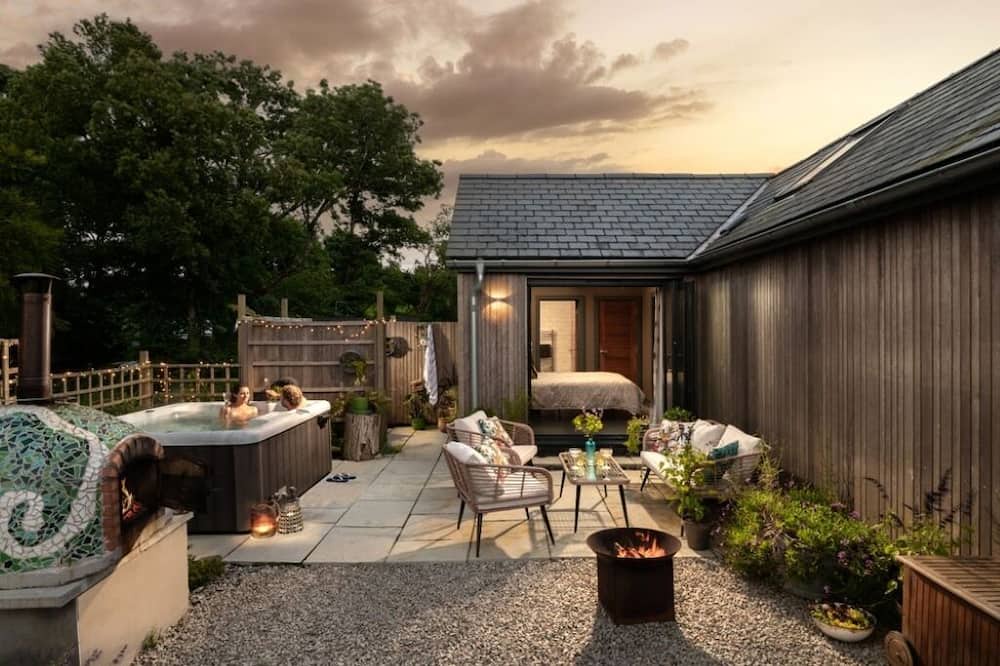 Helston Villa | Escape to Poldurra – Luxurious Cornish Retreat with Hot Tub, Pizza Oven & Views