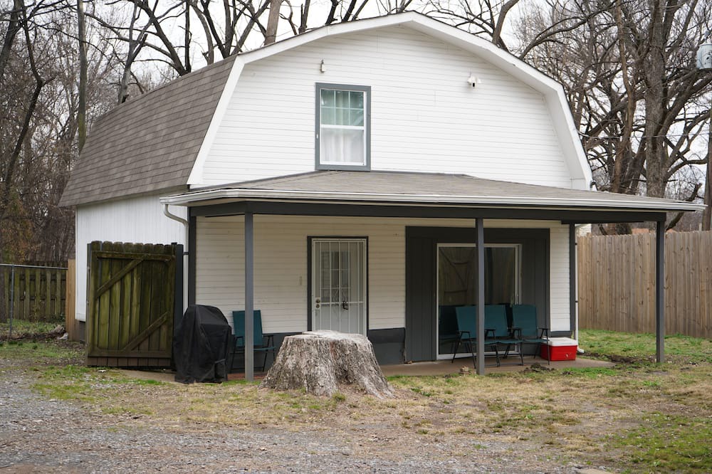 Memphis Cottage | Cozy Guest Home with Multiple Beds, Get Away! Ideal location + Essentials.