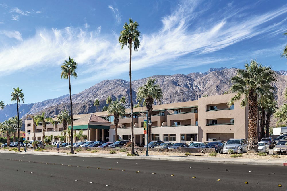 Uptown Design District Condo | Great Price and Location for Stagecoach 2025