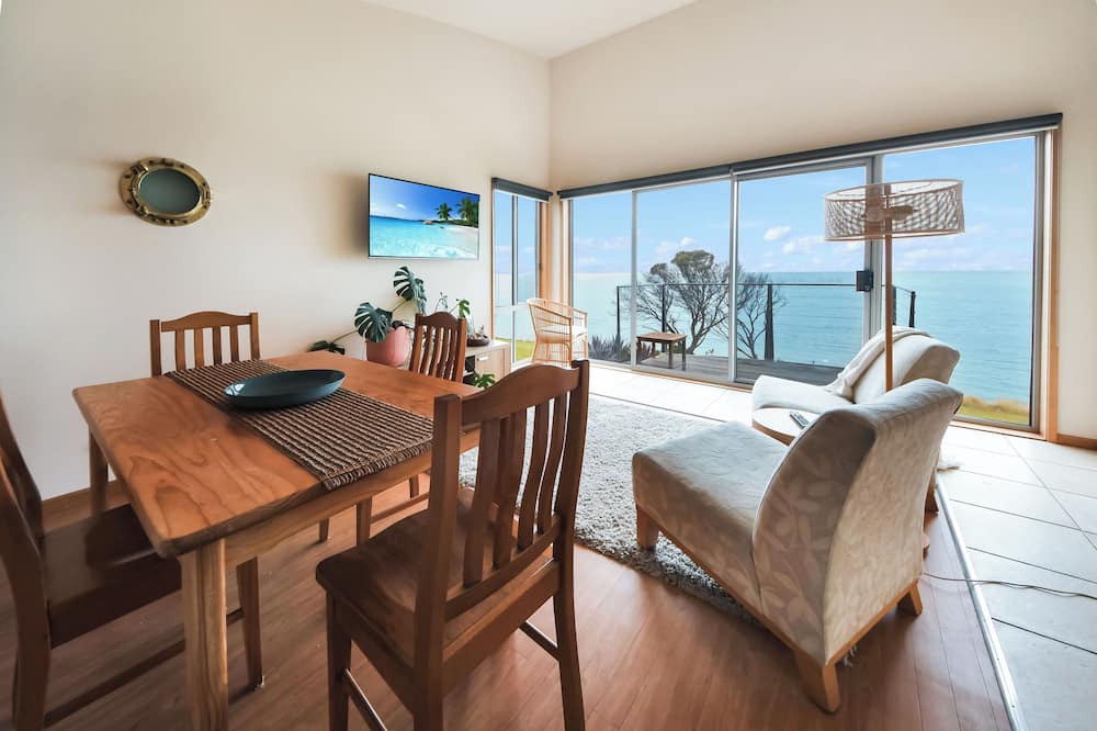 Portland Apartment | Soak up the seaside breeze and enjoy uninterrupted sea views!