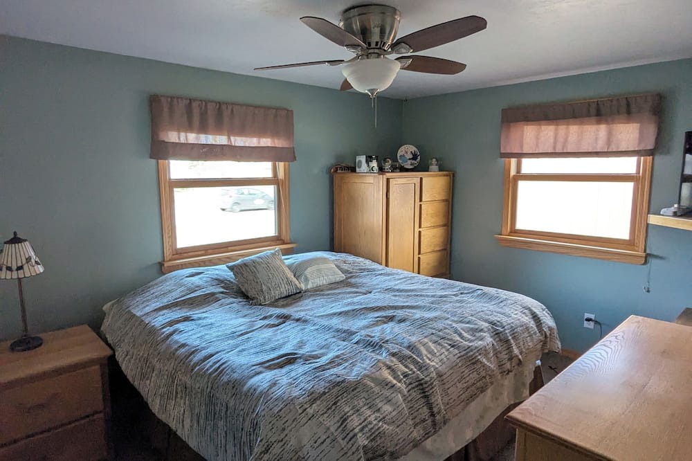 Ashwaubenon House | 3-bedroom house in peaceful Green Bay with AC, WiFi
