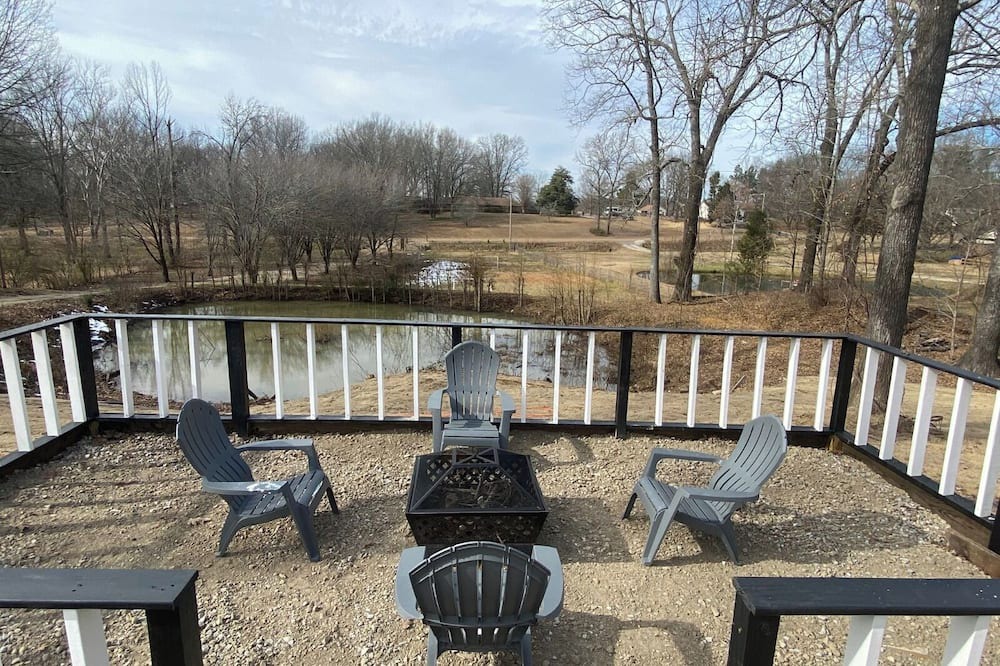 Horn Lake House | Fabulous 12-Bedroom Estate in Horn Lake with Pool and Jacuzzi.