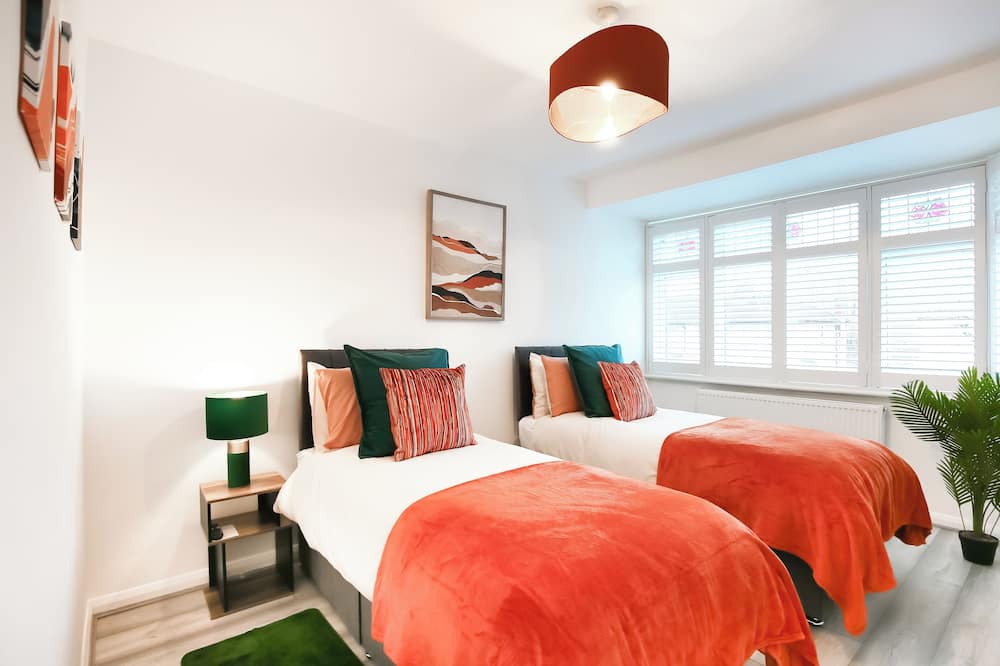 Lower Edmonton House | Discount on long term stays - good for contractors or home relocators