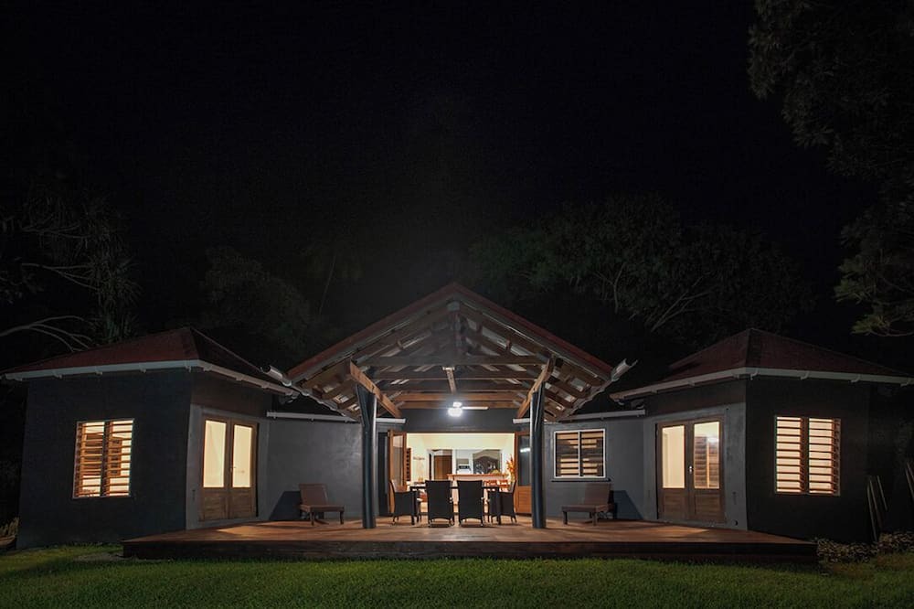 Mele House | Beachfront paradise,super fast internet,queen beds, private