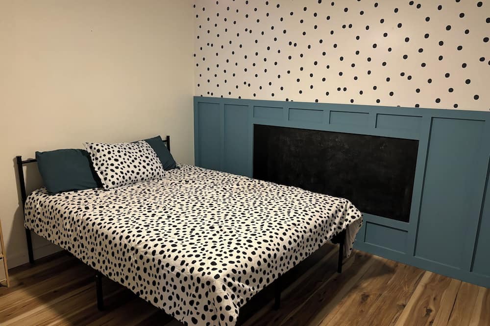 Country Meadows Condo | Charming 2-bedroom condo in Peoria with patio, grill AC, WiFi, & free parking!