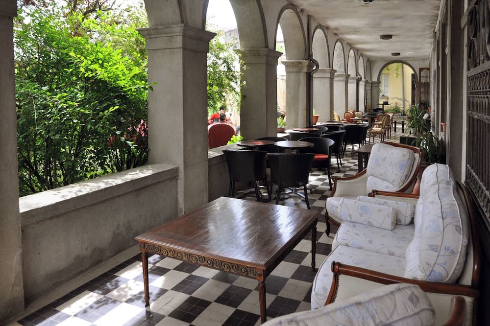 Montolieu Bed & Breakfast | Manor house of the former cloth factory