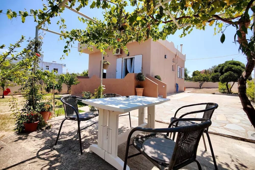 Ayioi Asomatoi House | Detached 2BR vacation house in a Citrus Garten