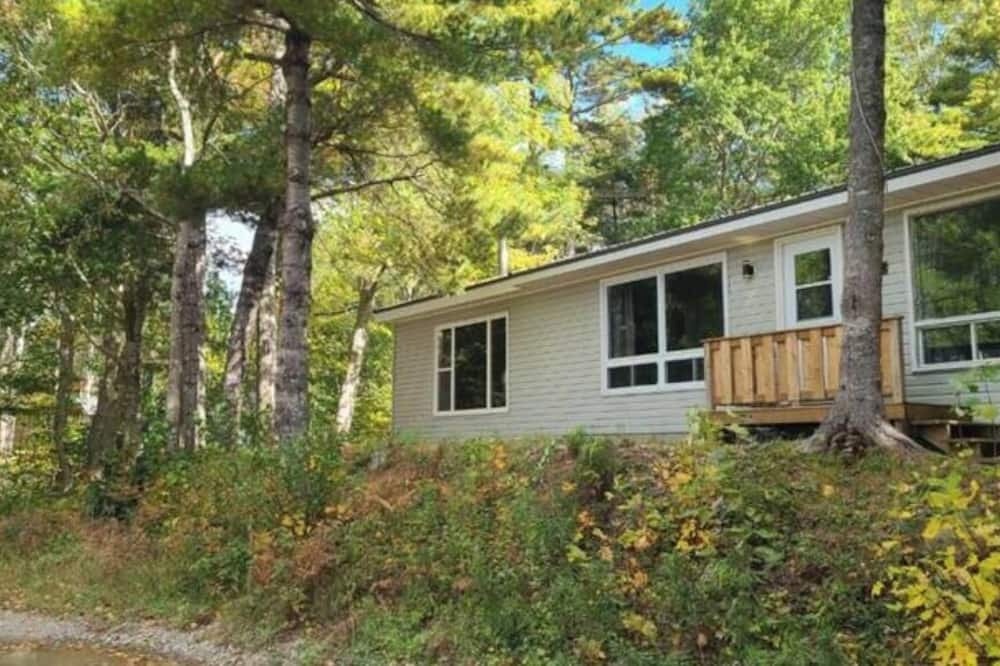 Lower Ohio House | Peaceful cozy cottage next to Welshtown Lake with fire bit in the back yard.