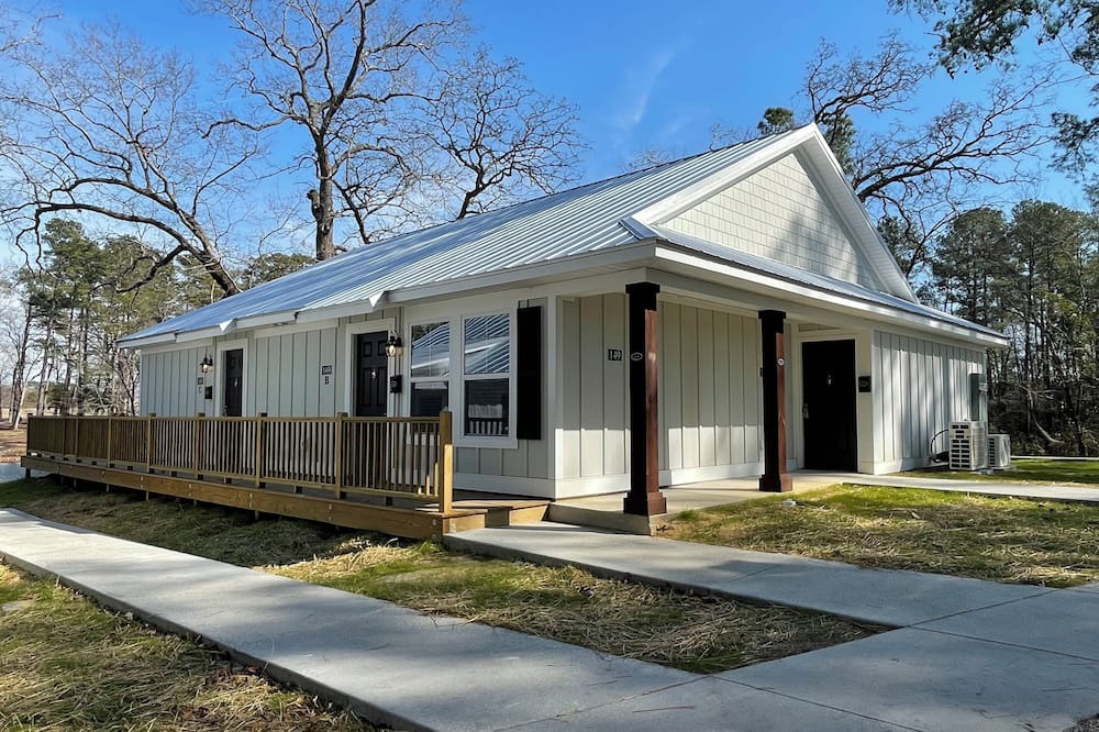 Elizabethtown Resort | Luxury Lodging, Lakefront View, 3-bedroom, 3.5 bath, sleeps 10, wrap-around patio.