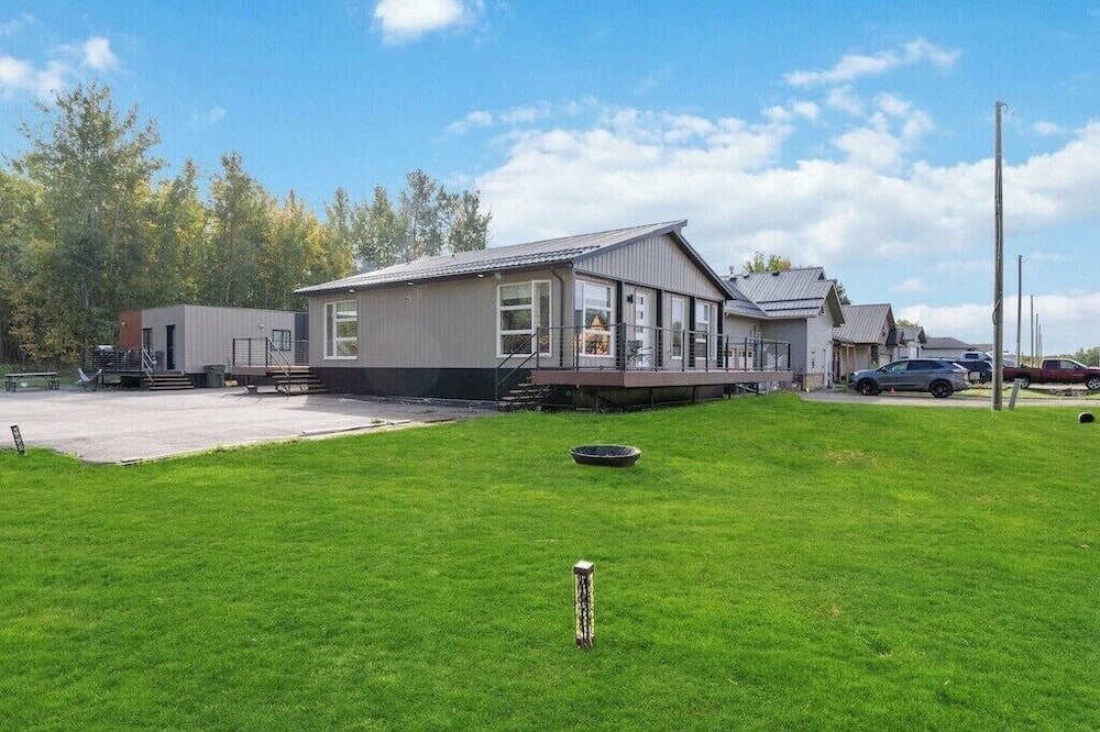 Central Alberta House | Modern Home and guest house in peaceful location.