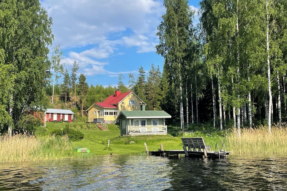 Parikkala Villa | Villa Niemelä ulkoporeammeella Parikkalassa. Perheet ja lemmikit tervetulleita!
