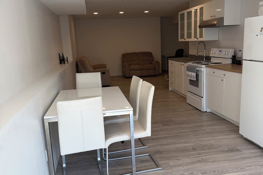 Westwood Plateau Apartment | Cozy 2-Bed, 1-Bath Retreat in Westwood Coquitlam – Your Perfect Getaway!"
