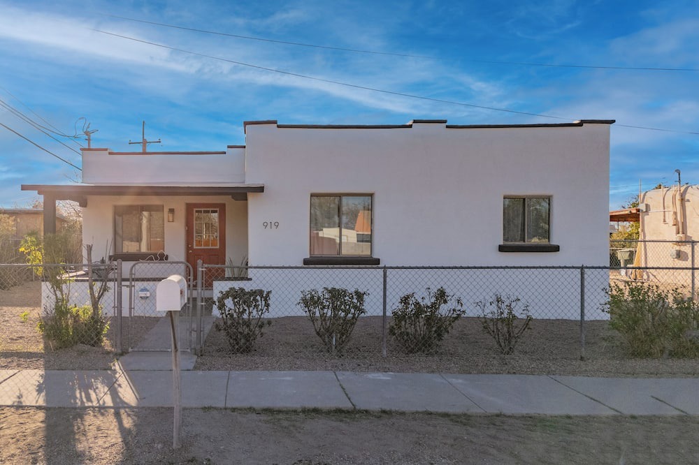 Barrio Hollywood House | Charming 2-bedroom house with WiFi, AC in lovely Tucson