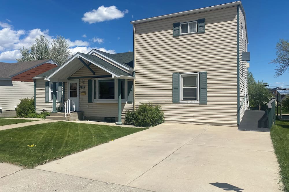 Helena House | Large home by Carroll Great Northrn Downtown & Civic Center, family/pet friendly