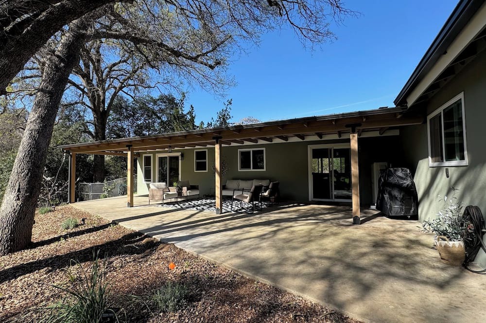Three Rivers House | Charming 4-bedroom retreat, AC, sauna and hot tub close to Sequoia Nat'l Park