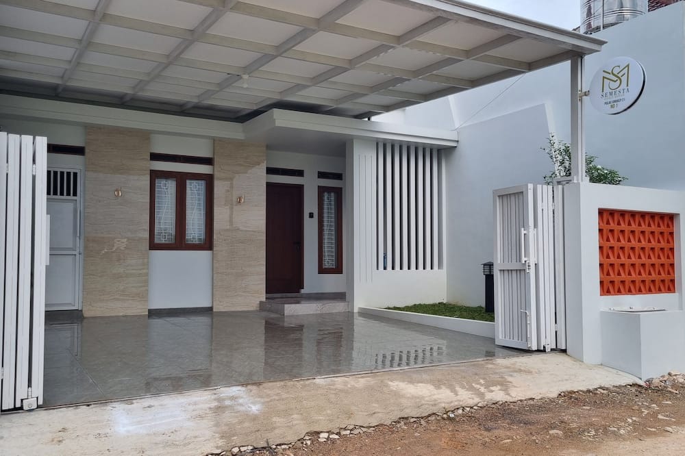 Bandar Lampung House | Semesta Lux Family Guesthouse - 3BR house in Lampung with AC, wifi, and kitchen.