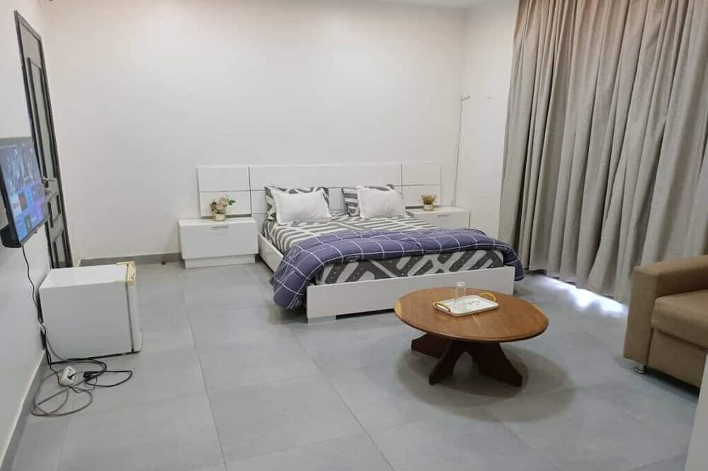 Thies Bed & Breakfast | Very spacious room with double bed, private bathroom and balcony
