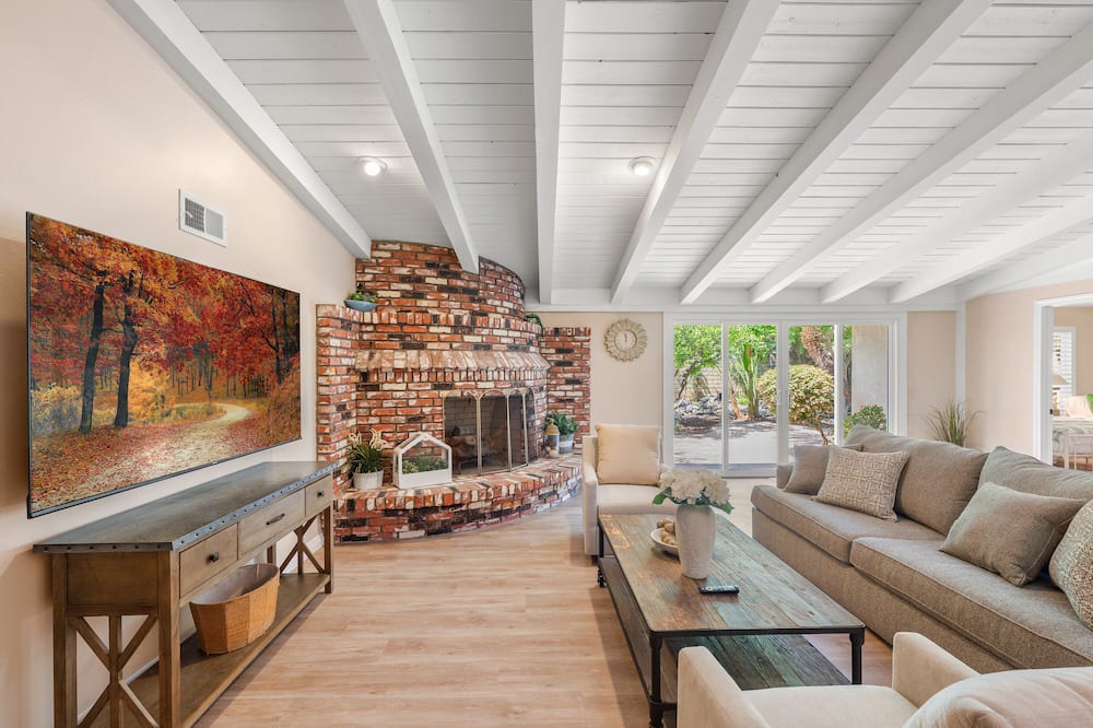 Bonita House | Spacious 6-Bedroom Retreat 、Close to LA Attractions 、BBQ 、Family-Friendly