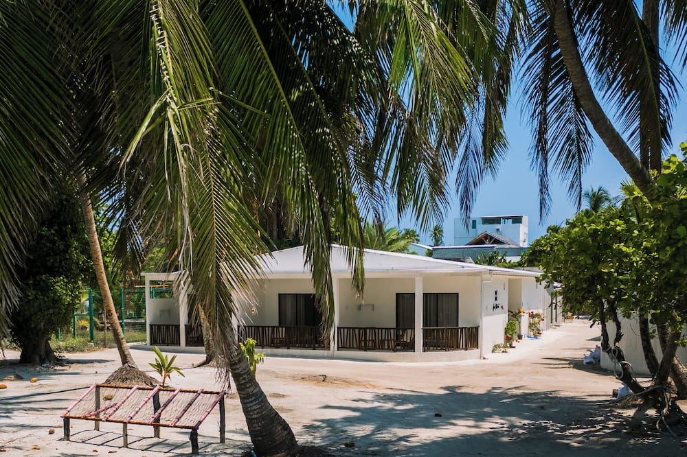 Dhigurah Bed & Breakfast | Sea view room with balcony