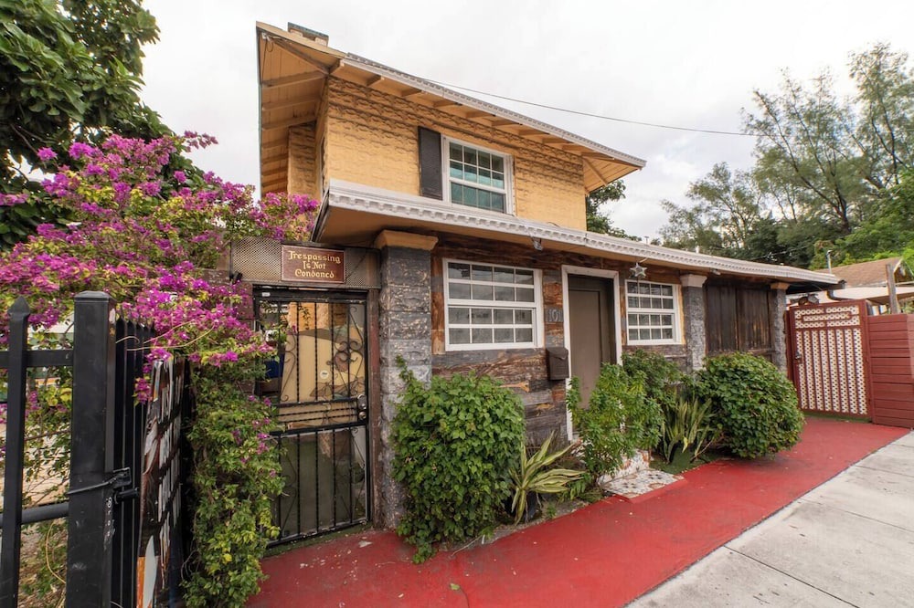 Midtown Cottage | Entire House Five Vintage-Style Theme Rooms