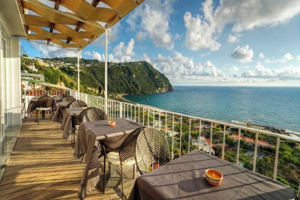 Forio Bed & Breakfast | Bachelorette party with a 360-degree panoramic toast (up to 40 people).