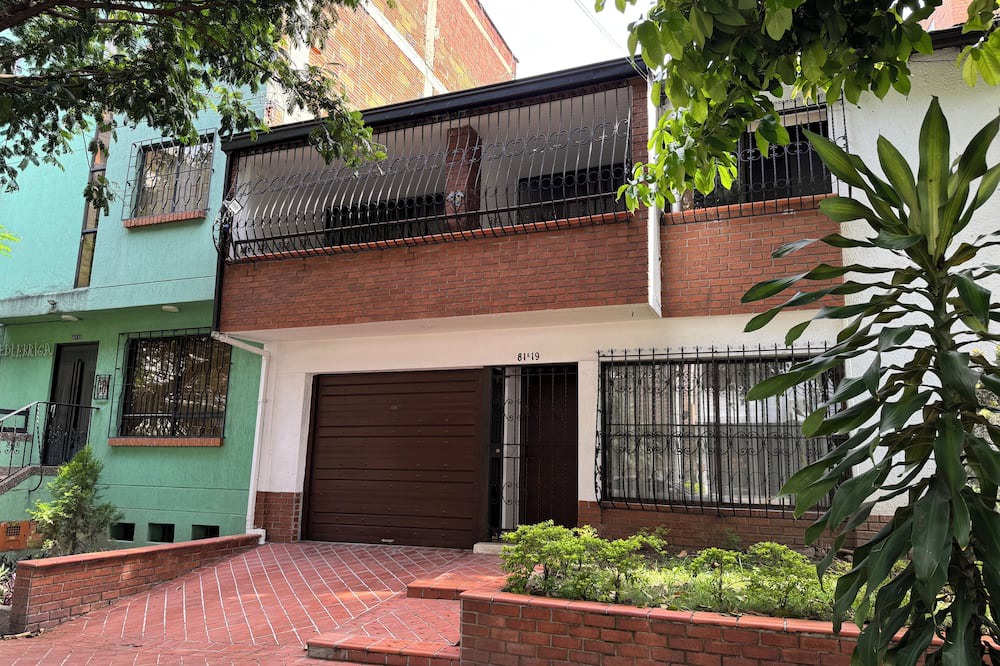 La Castellana House | Spacious 5-bedroom house in beautiful in Laureles Medellín with WiFi