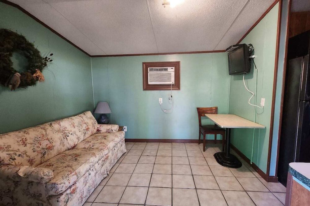 Coushatta Cabin | Pet friendly Lake View Cabin Rental near Coushatta, LA!
