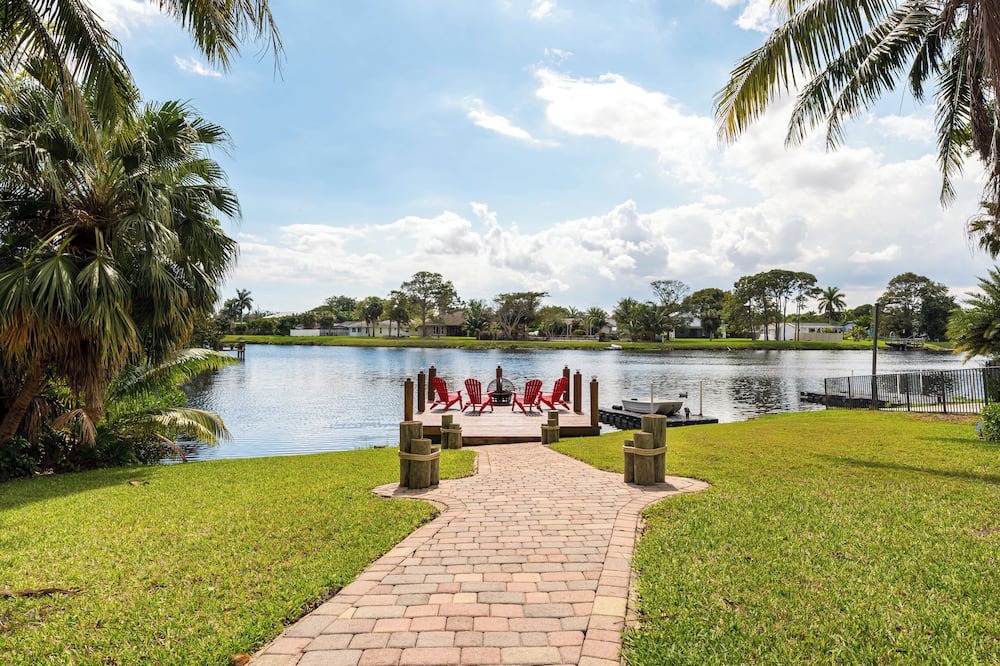 Tropic Palms House | Waterfront Getaway! 3BR on Canal + Row Boat – Near Beach & Atlantic Ave Fun!