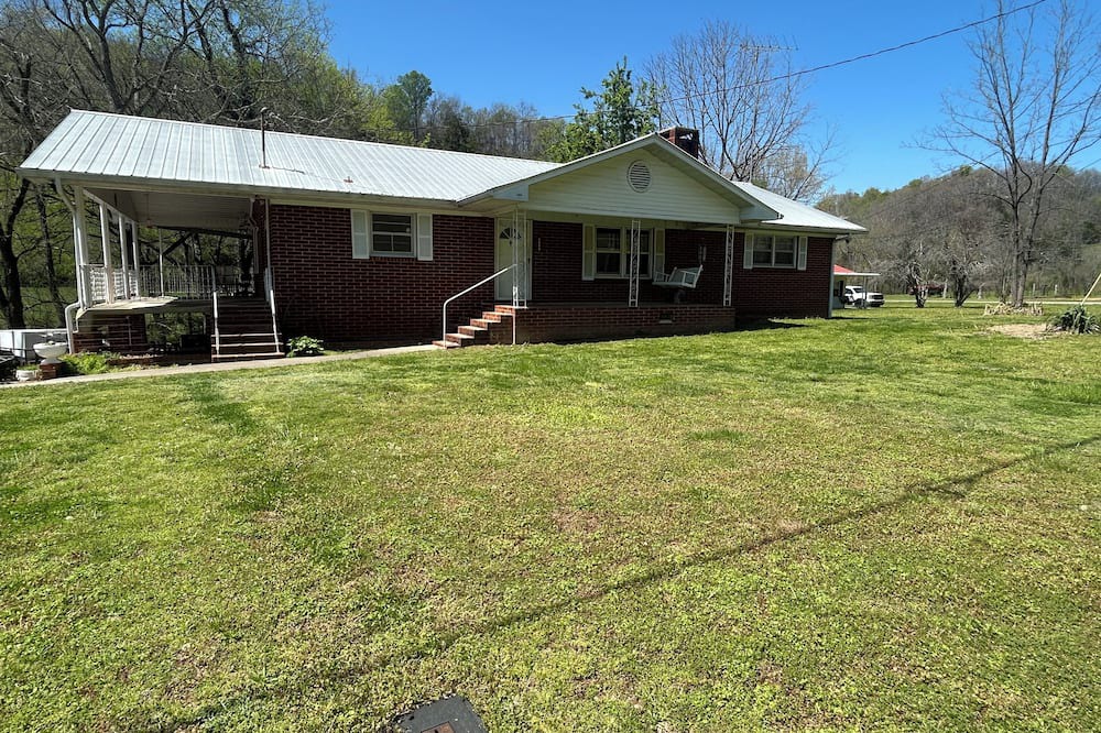 Beechgrove House | Papaw's Place and Creekside Bungalow are on the same Heritage Farm.