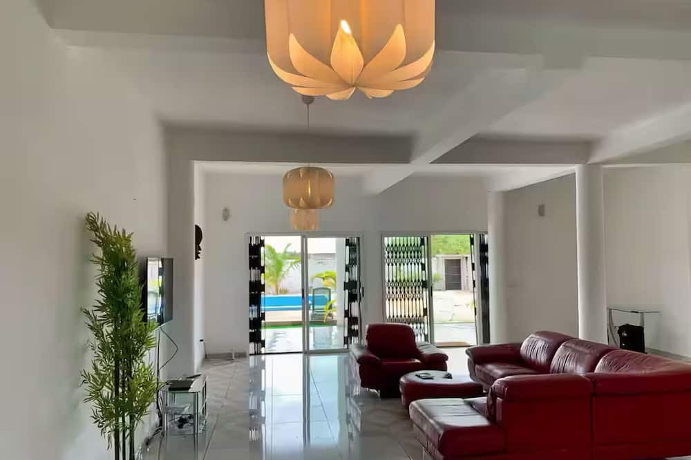 Assinie Bed & Breakfast | Mako room: idyllic setting with breakfast